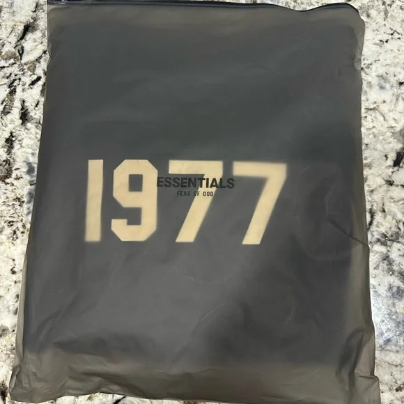 NWT 100% authentic essentials 1977 hoodie iron color - Picture 3 of 5